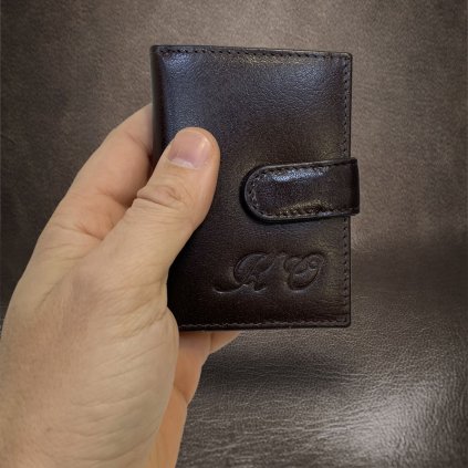 Kompaktní kožená dokladovka peněženka GURU Leather s tvým vlastním monogramem (ražba)