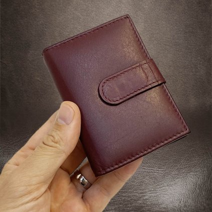 Kompaktní kožená dokladovka peněženka GURU LEATHER s tvým vlastním monogramem a textem