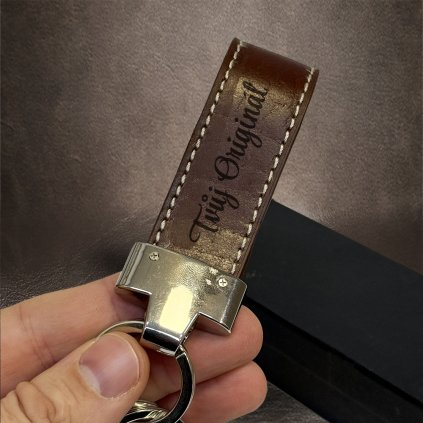 Hnědá velká kožená klíčenka BEORIGINAL LEATHER s tvým vlastním textem  Možnost gravírování z obou stran