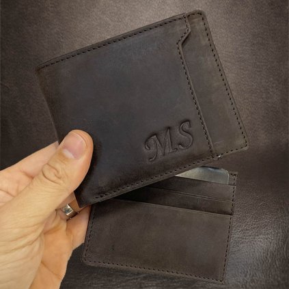 Tmavě hnědá SLIM 2v1 kožená peněženka BEORIGINAL Leather s monogramem (ražba)