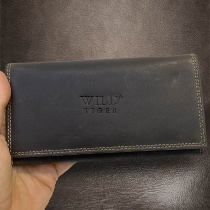 Dámská hnědá kožená peněženka WILD Leather s monogramem (ražba)
