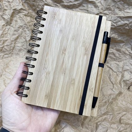Bambusový zápisník A5 s bambusovou propiskou BEORIGINAL s monogramem, vlastním textem nebo fotkou