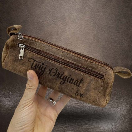 Kompaktní hnědá kožená peněženka taštička BEORIGINAL Leather s monogramem a vlastním textem