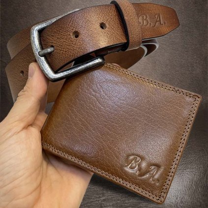 Pánský luxusní kožený set ROYAL LEATHER hnědá kožená peněženka a pásek s monogramem (ražba)