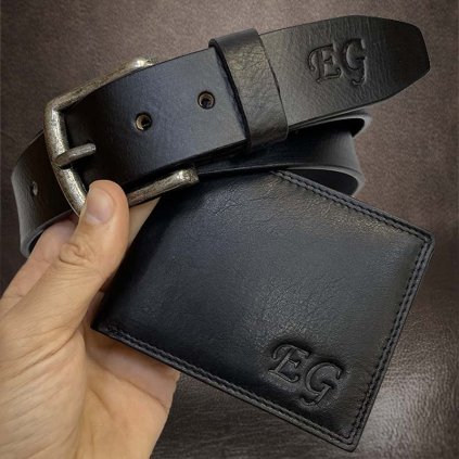 Pánský kožený set BEORIGINAL Leather černá kožená peněženka a kožený pásek s monogramem (ražba)