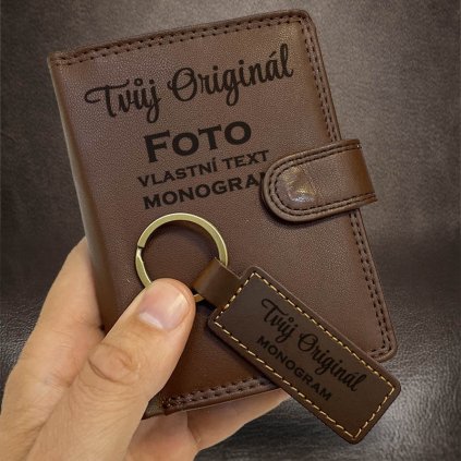Pánský tmavě hnědý kožený set peněženky a klíčenky s vlastním monogramem, textem, fotkou