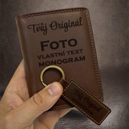 Pánský tmavě hnědý kožený set peněženky a klíčenky s vlastním monogramem, textem, fotkou