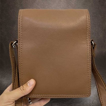 Pánská hnědá kožená crossbody messenger taška přes rameno | velikost M středně velká