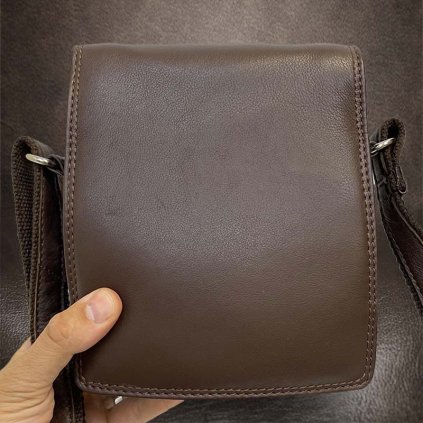 Pánská tmavě hnědá kožená crossbody messenger taška přes rameno | velikost M středně velká