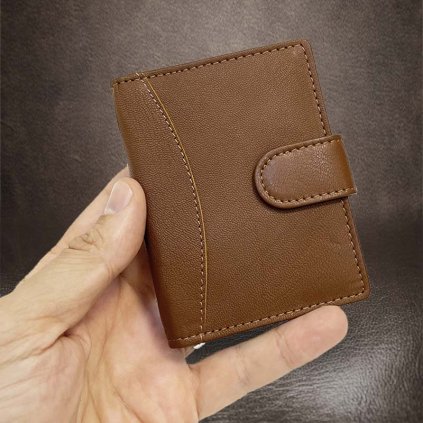 Kompaktní hnědá kožená dokladovka peněženka BEORIGINAL Leather s tvým vlastním monogramem (ražba)