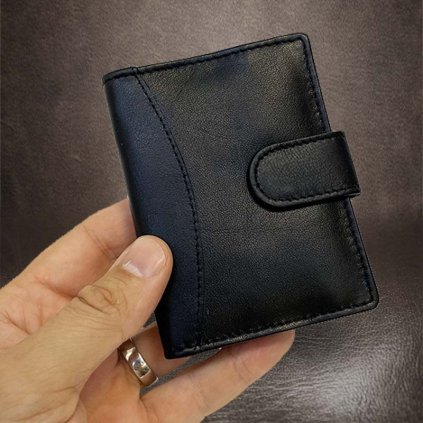 Kompaktní černá kožená dokladovka peněženka BEORIGINAL Leather s tvým vlastním monogramem (ražba)