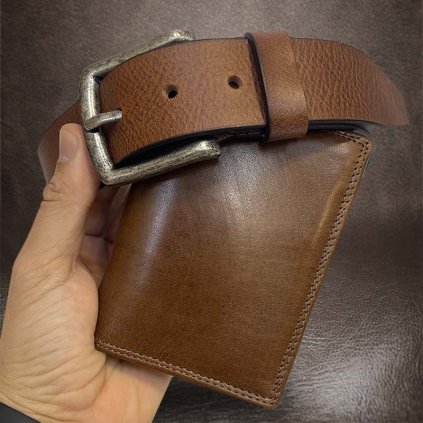 Pánský luxusní kožený set ROYAL LEATHER hnědá kožená peněženka a pásek s monogramem (ražba)