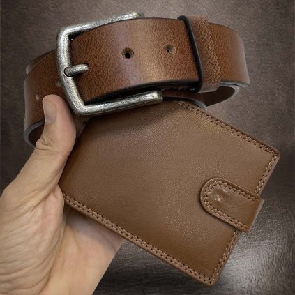Pánský kožený hnědý set NAPPA BEORIGINAL Leather kožená peněženka a kožený pásek s monogramem (ražba)
