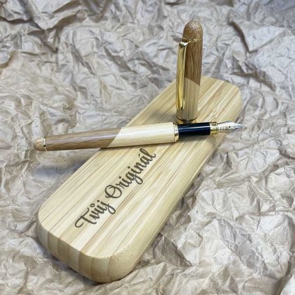 Prémiové dřevěné inkoustové pero v dárkovém balení s monogramem a vlastním textem