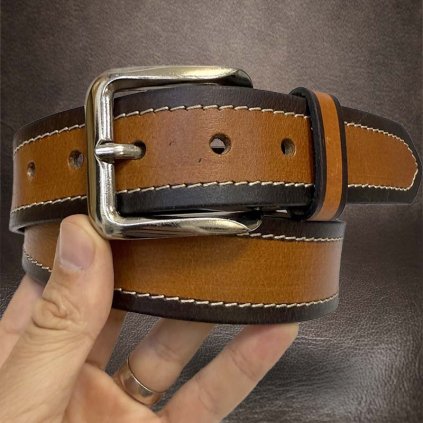 Pánský prošívaný kožený pásek COMBO Leather sv. hnědá / tm. hnědá s monogramem (ražba) lze zkrátit