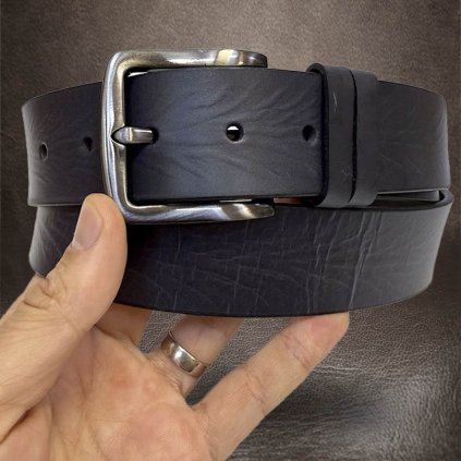 Pánský tmavě modrý NAVY kožený pásek EXCLUSIVE Leather s monogramem (ražba) lze zkrátit