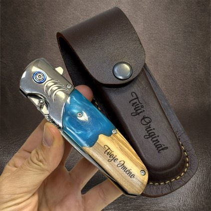 Moderní epoxidový vyklápěcí nůž s vlastním textem, monogramem a koženým pouzdrem  + prémiové dárkové balení BE Original