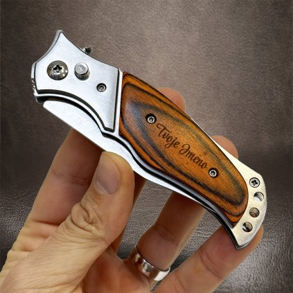 Kvalitní vyklápěcí nůž s vlastním textem, monogramem  + prémiové dárkové balení BE Original