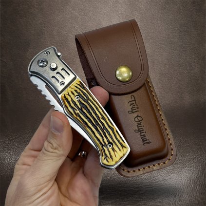 Kvalitní kovový vyklápěcí nůž PAROŽÍ s koženým pouzdrem a vlastním textem  + prémiové dárkové balení BE Original