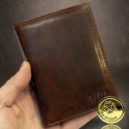 Pánská tmavě hnědá kožená peněženka na výšku PERSONIQ Be Leather RFID s monogramem (ražba)  + Akce - zlatá mince Pro štěstí ZDARMA
