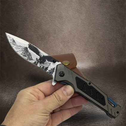 Moderní vyklápěcí nůž malba na čepeli OREL s možností koženého pouzdra s vlastním textem  + prémiové dárkové balení BE Original