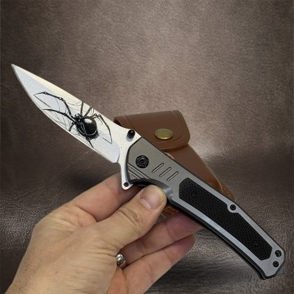 Moderní vyklápěcí nůž malba na čepeli PAVOUK s možností koženého pouzdra s vlastním textem  + prémiové dárkové balení BE Original