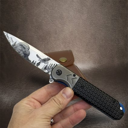 Moderní vyklápěcí nůž s malbou na čepeli OREL a možností koženého pouzdra s vlastním textem  + prémiové dárkové balení BE Original