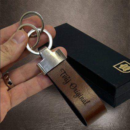 Hnědá velká kožená klíčenka BEORIGINAL LEATHER s tvým vlastním textem  Možnost gravírování z obou stran