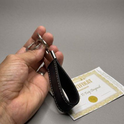 Černá kožená klíčenka BEORIGINAL s monogramem a gravírováním  Možnost gravírování z obou stran
