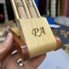 2x luxusní dřevěné kuličkové pero v dárkovém balení s monogramem a vlastním textem  Originální personalizace na míru