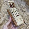 2x luxusní dřevěné kuličkové pero v dárkovém balení s monogramem a vlastním textem