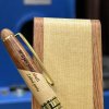 Luxusní dřevěné kuličkové pero v dárkovém balení s monogramem a vlastním textem  Originální personalizace na míru
