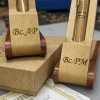Luxusní dřevěné kuličkové pero v dárkovém balení s monogramem a vlastním textem  Originální personalizace na míru