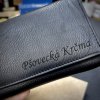 Černá kožená kasírka BELLUGIO Leather s monogramem (ražba)  + Akce - zlatá mince Pro štěstí ZDARMA