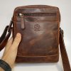 Pánská hnědá kožená crossbody messenger taška přes rameno | velikost M středně velká