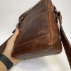 Pánská hnědá kožená crossbody messenger taška přes rameno | velikost M středně velká