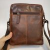Pánská hnědá kožená crossbody messenger taška přes rameno | velikost M středně velká