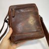 Pánská hnědá kožená crossbody messenger taška přes rameno | velikost M středně velká