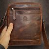 Pánská hnědá kožená crossbody messenger taška přes rameno | velikost M středně velká