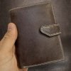 Pánská hnědá kožená peněženka Guru Leather s monogramem (ražba)