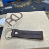 Kožená klíčenka BEORIGINAL Leather s vlastním textem  Možnost gravírování z obou stran