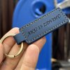 Modrá kožená klíčenka BEORIGINAL Leather s vlastním textem  Možnost gravírování z obou stran