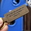 Světle hnědá kožená klíčenka BEORIGINAL Leather s vlastním textem  Možnost gravírování z obou stran