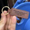 Světle hnědá kožená klíčenka BEORIGINAL Leather s vlastním textem  Možnost gravírování z obou stran