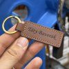 Světle hnědá kožená klíčenka BEORIGINAL Leather s vlastním textem  Možnost gravírování z obou stran