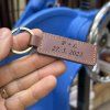 Světle hnědá kožená klíčenka BEORIGINAL Leather s vlastním textem  Možnost gravírování z obou stran