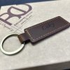 Tmavě hnědá kožená klíčenka BEORIGINAL Leather s vlastním textem  Možnost gravírování z obou stran