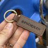 Tmavě hnědá kožená klíčenka BEORIGINAL Leather s vlastním textem  Možnost gravírování z obou stran
