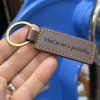 Tmavě hnědá kožená klíčenka BEORIGINAL Leather s vlastním textem  Možnost gravírování z obou stran
