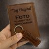 Pánský hnědý kožený set peněženky a klíčenky s vlastním monogramem, textem, fotkou